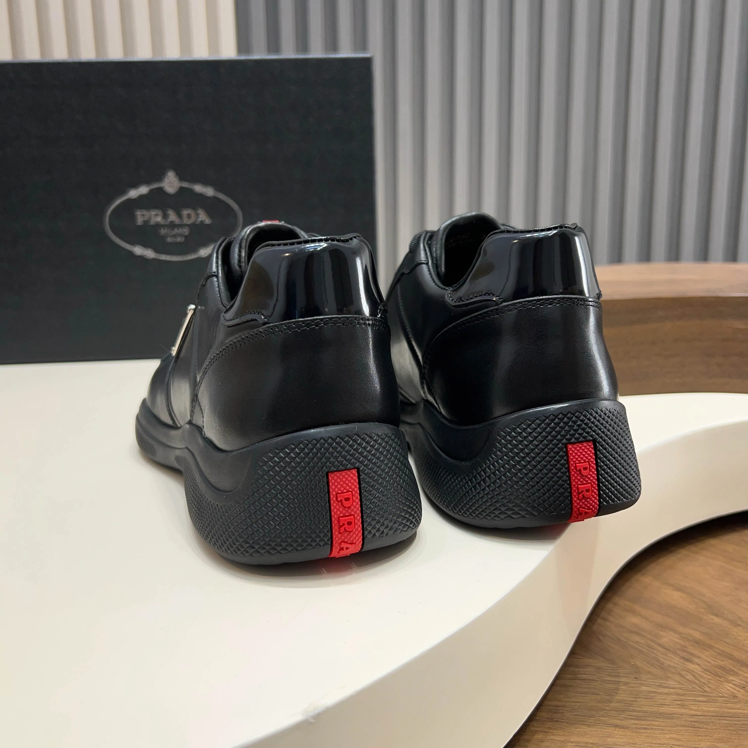 Men's shoes 💰720 Prada/Prada men's new leather sneakers. These sneakers are made of imported calf leather and have a classic penny loafer upper design style, inspired by classic aesthetic concepts. Equipped with 3.5cm iconic red label lightweight elastic rubber soles, fabric and cowhide mixed lining, and silk-printed logo cowhide foot pads. The style is versatile and durable, comfortable and breathable, and comes with a full set of original packaging dust bags! Size: 39-40-41-42-43-44 standard leather shoe size (45 can be customized but returns and exchanges are not supported)